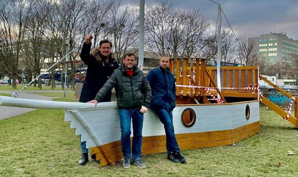 Vďaka poslancom Vlado Sirotka a Maroš Mačuha pribudla v parku na Ostredkoch pre deti táto krásna nová loď  2021
